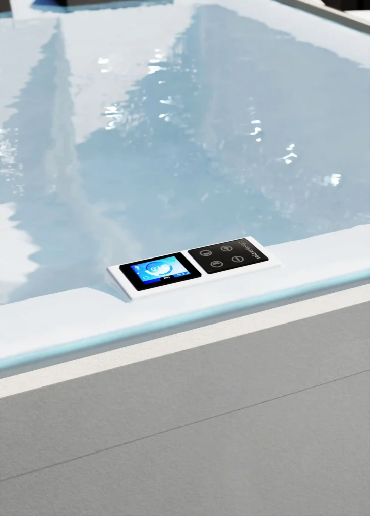 Dettaglio del display touchscreen della minipiscina Realxdesign Futura.