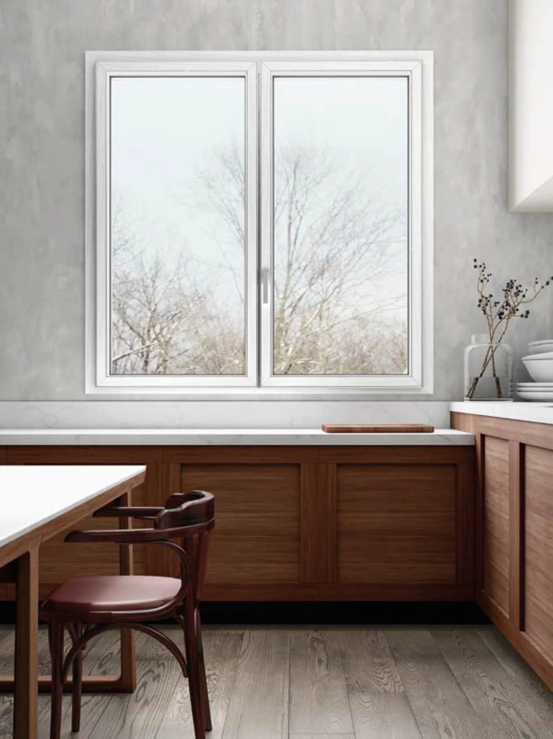 Cucina con finestra bianca a due ante in PVC, vista su alberi spogli.