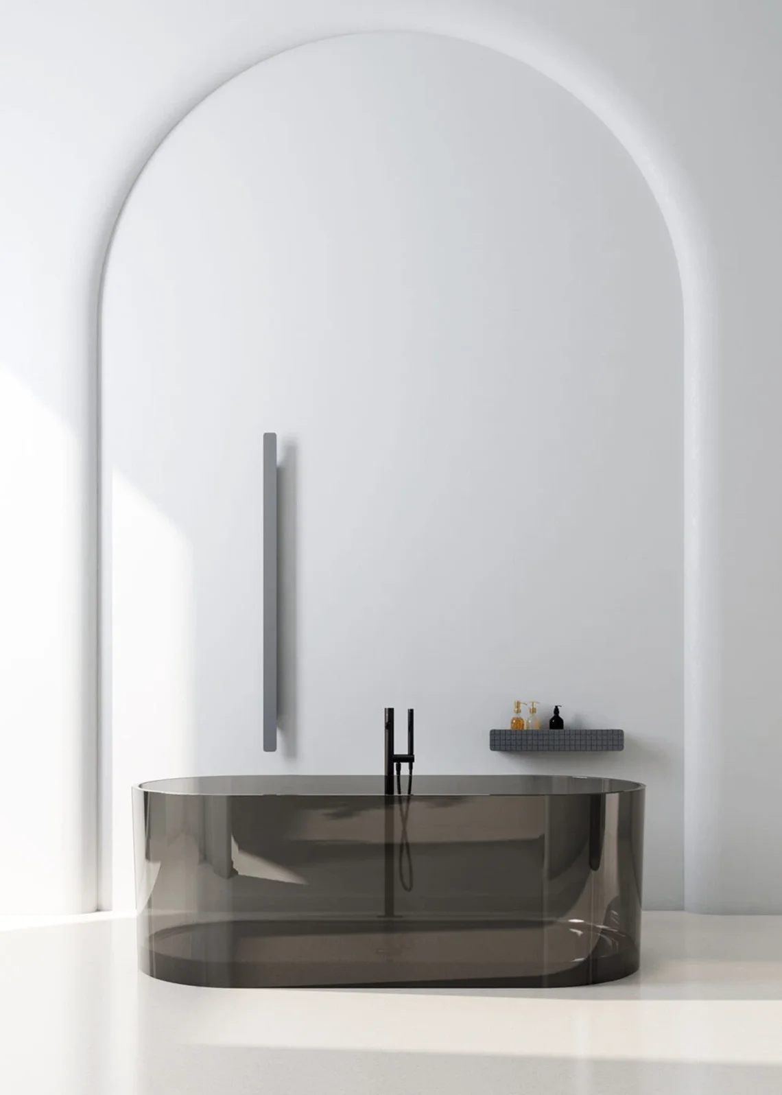 Vasca trasparente fumé in bagno moderno minimalista con nicchia ad arco e pareti bianche.