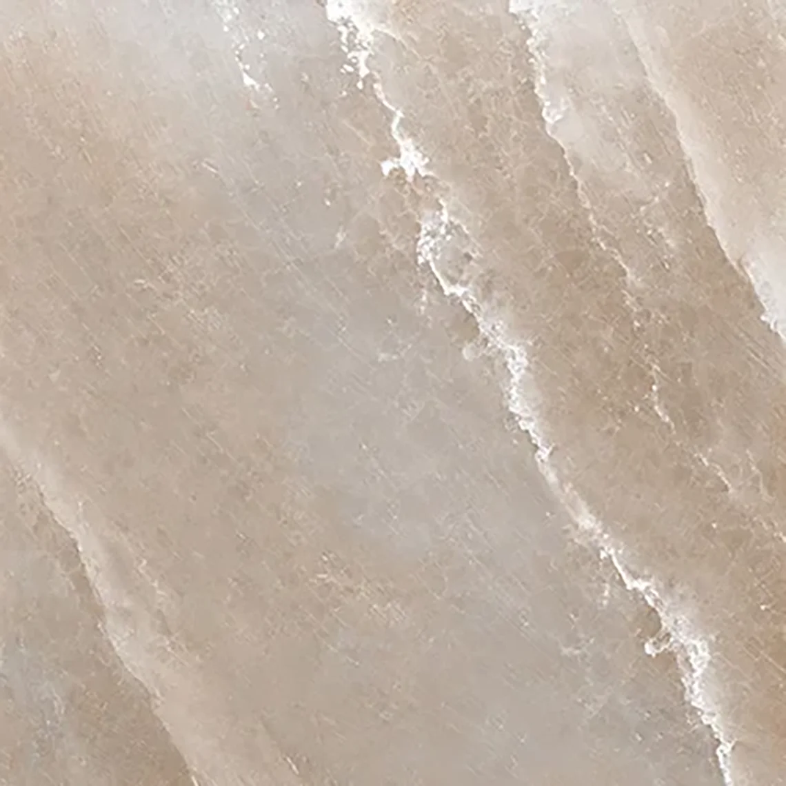 Piastrella in gres porcellanato effetto onice beige con sfumature chiare e venature luminose.