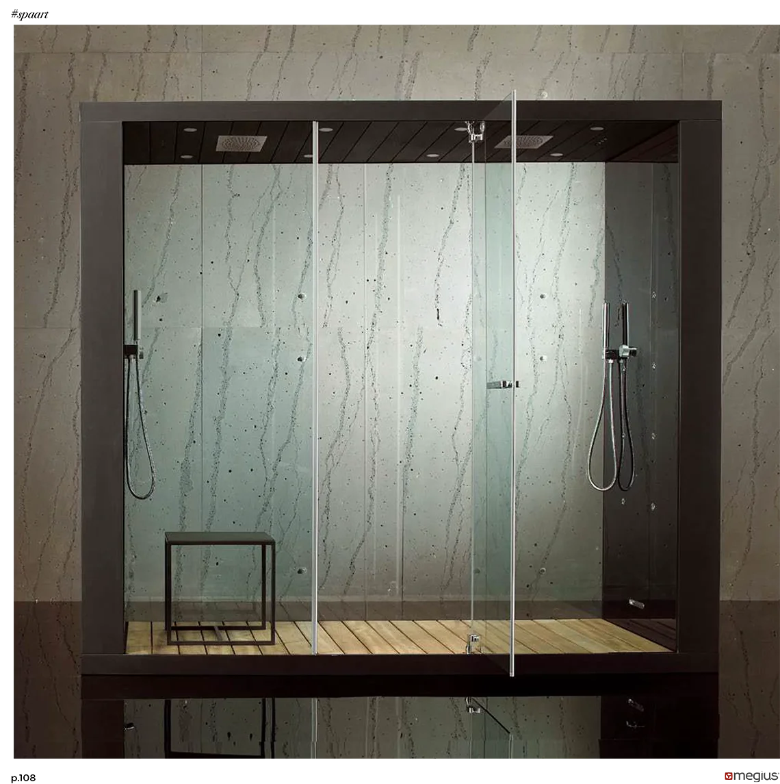 Hammam moderno nero con vetro fumé, seduta in legno e mensole interne.
