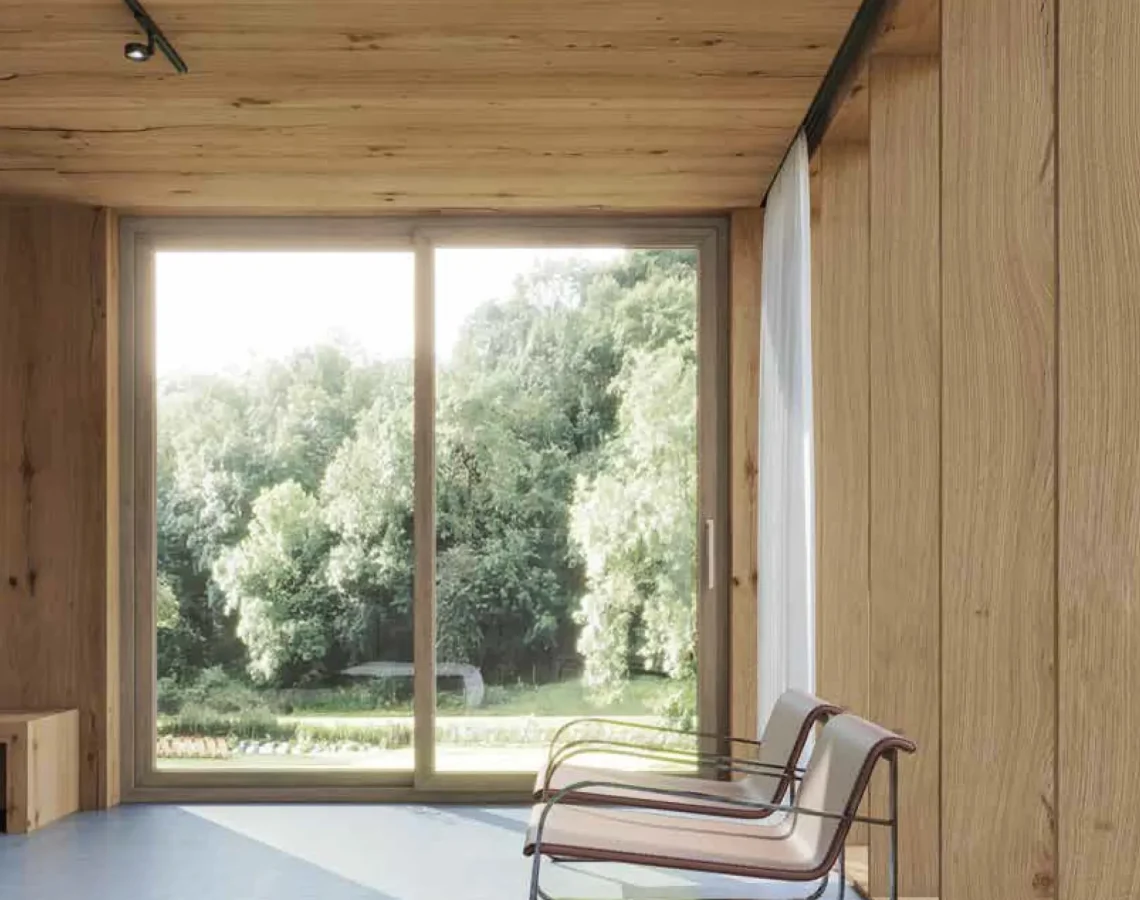 Interno moderno con vetrata e pareti in legno, affaccio su bosco