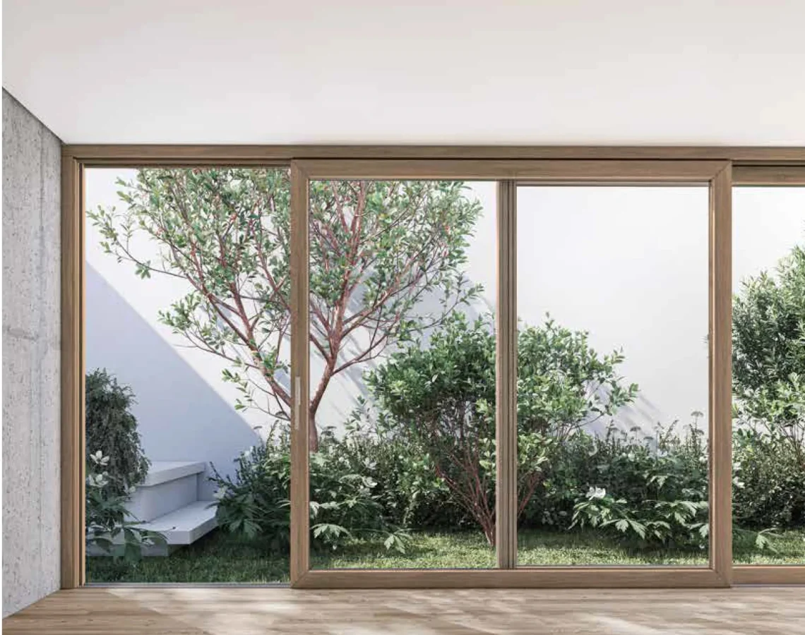 Ampia vetrata con vista su giardino alberato e pavimento in legno