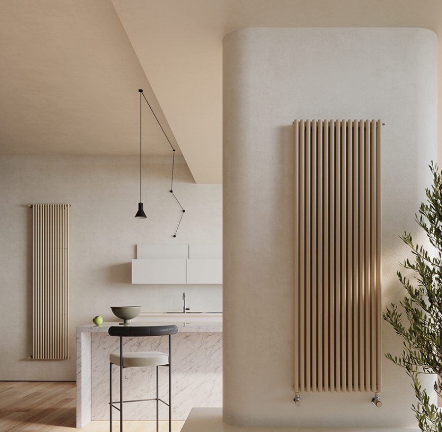 Radiatori verticali color sabbia in cucina moderna con pavimento in legno chiaro e superfici in marmo.