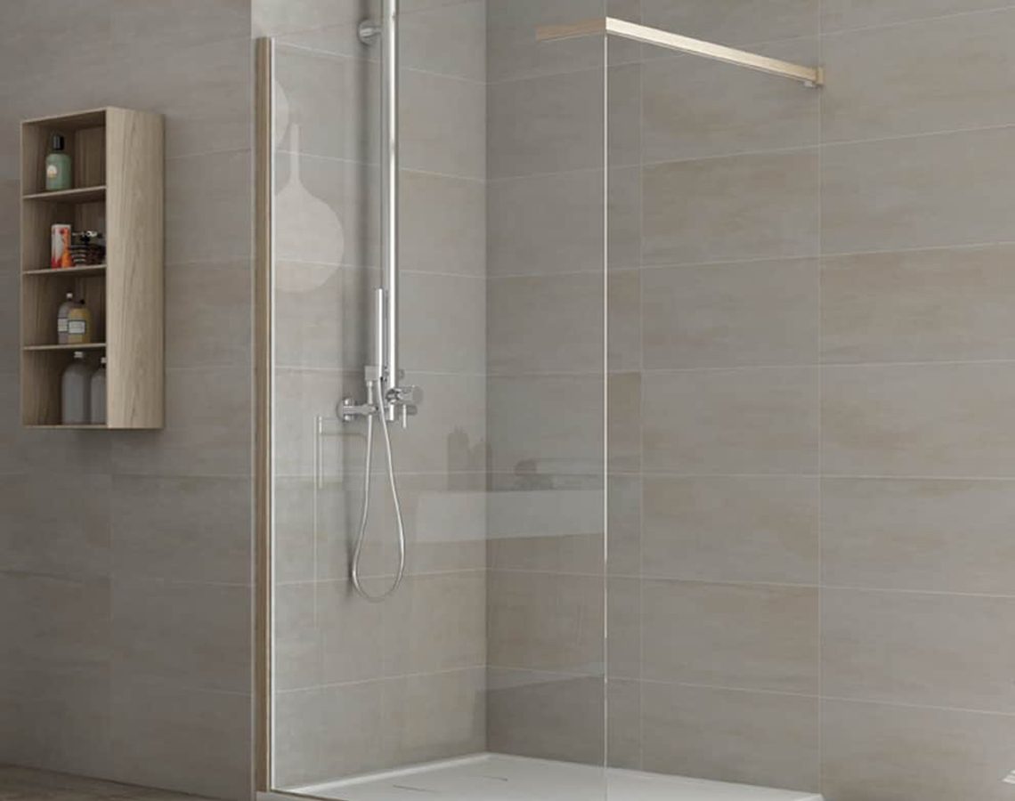 Box doccia walk-in con vetro trasparente e piatto bianco, collezione Materia Megius