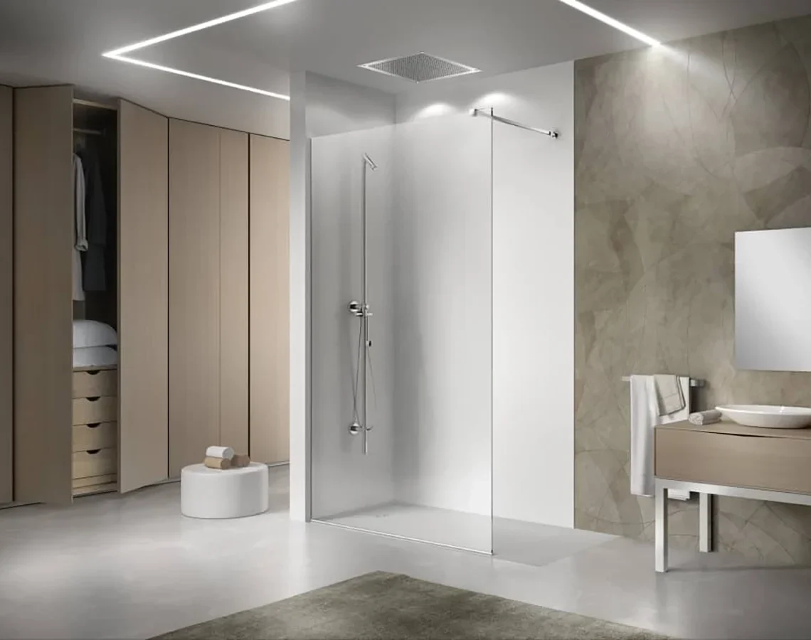 Box doccia in vetro trasparente a tutta altezza con soffione a soffitto, collezione Mur Megius