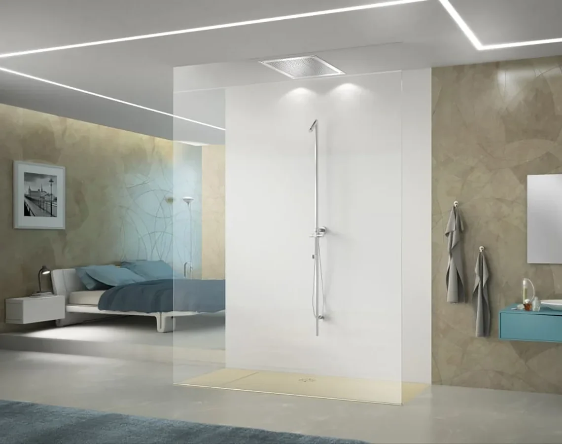 Box doccia in vetro trasparente a tutta altezza con soffione a soffitto, collezione Mur Megius