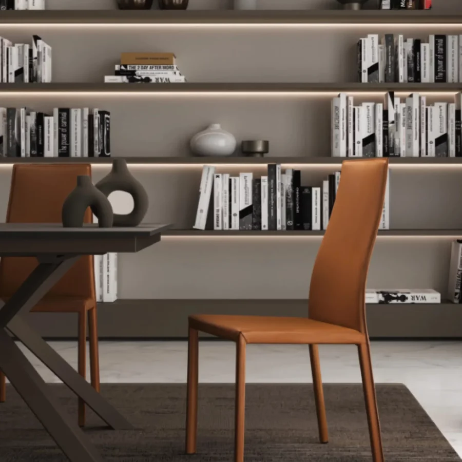 Sedie in cuoio color cuoio – eleganza calda per ambienti sofisticati.