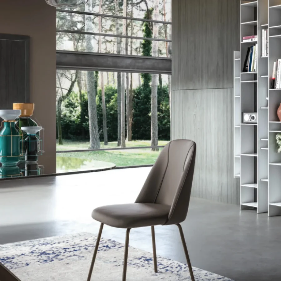 Sedia imbottita tortora – comfort ed eleganza in ambienti aperti e luminosi.