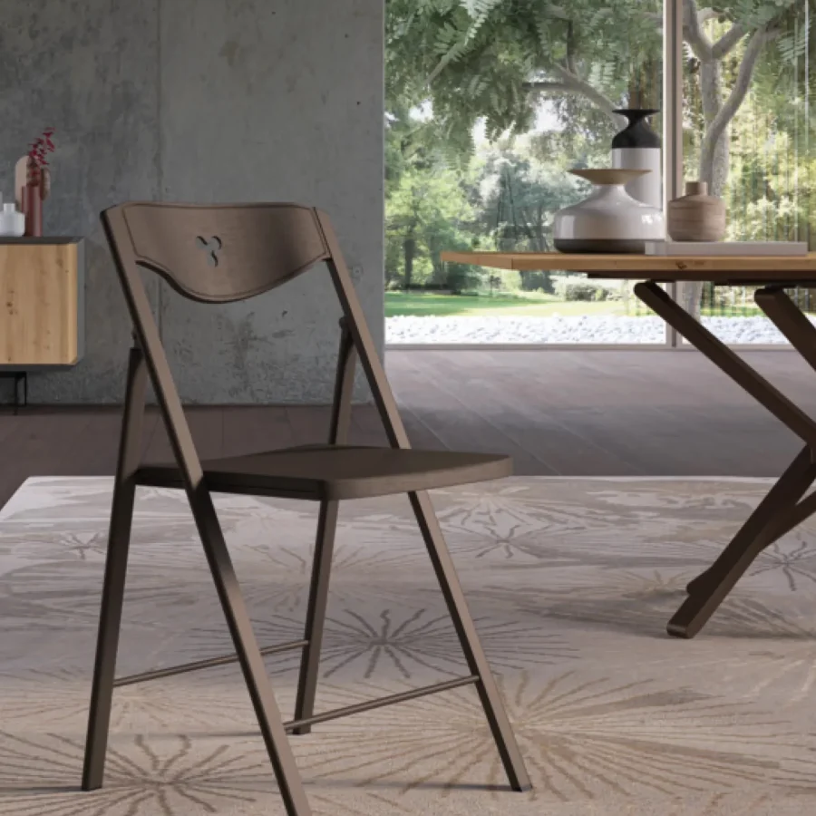 Sedia pieghevole in legno con intaglio – funzionale e decorativa.