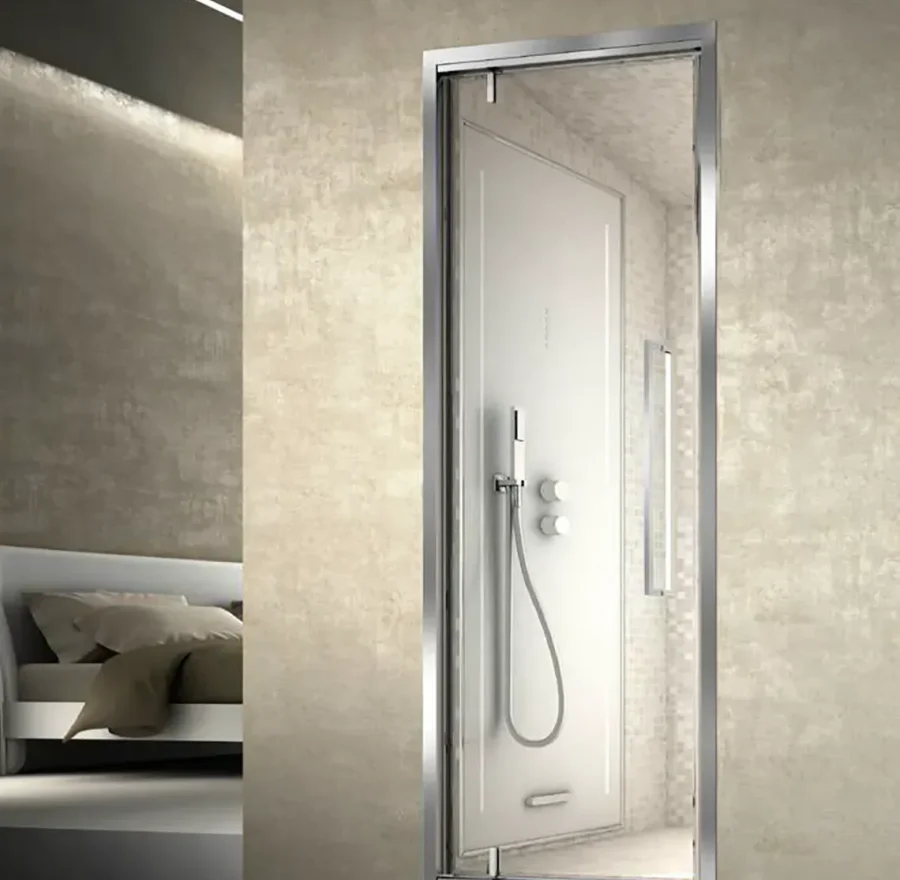 Hammam singolo con colonna in acciaio e seduta ergonomica in legno.