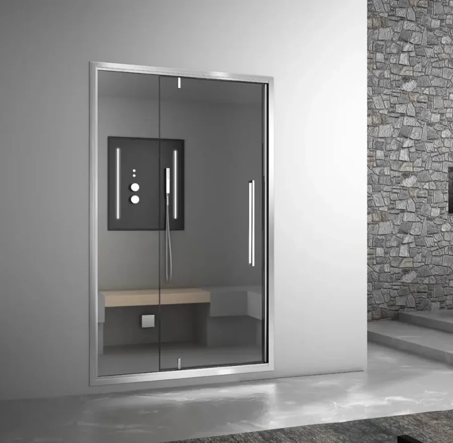Hammam bianco con elementi in legno e seduta sospesa per momenti di relax.