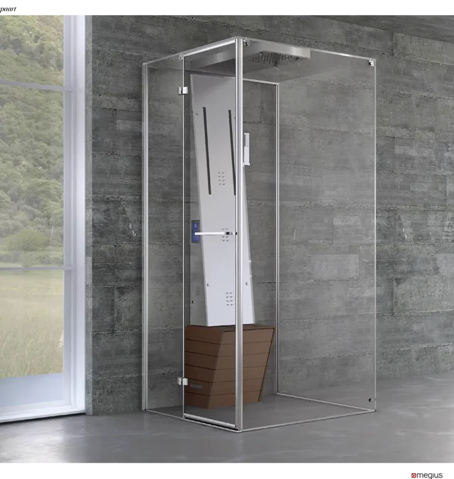 Hammam con pareti chiare e dettagli cromati, ideale per ambienti moderni.