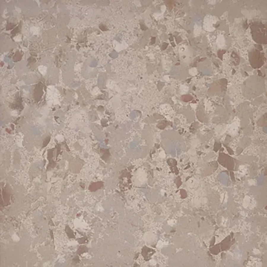 Superficie in gres porcellanato effetto terrazzo con graniglie di diversi colori su fondo beige.