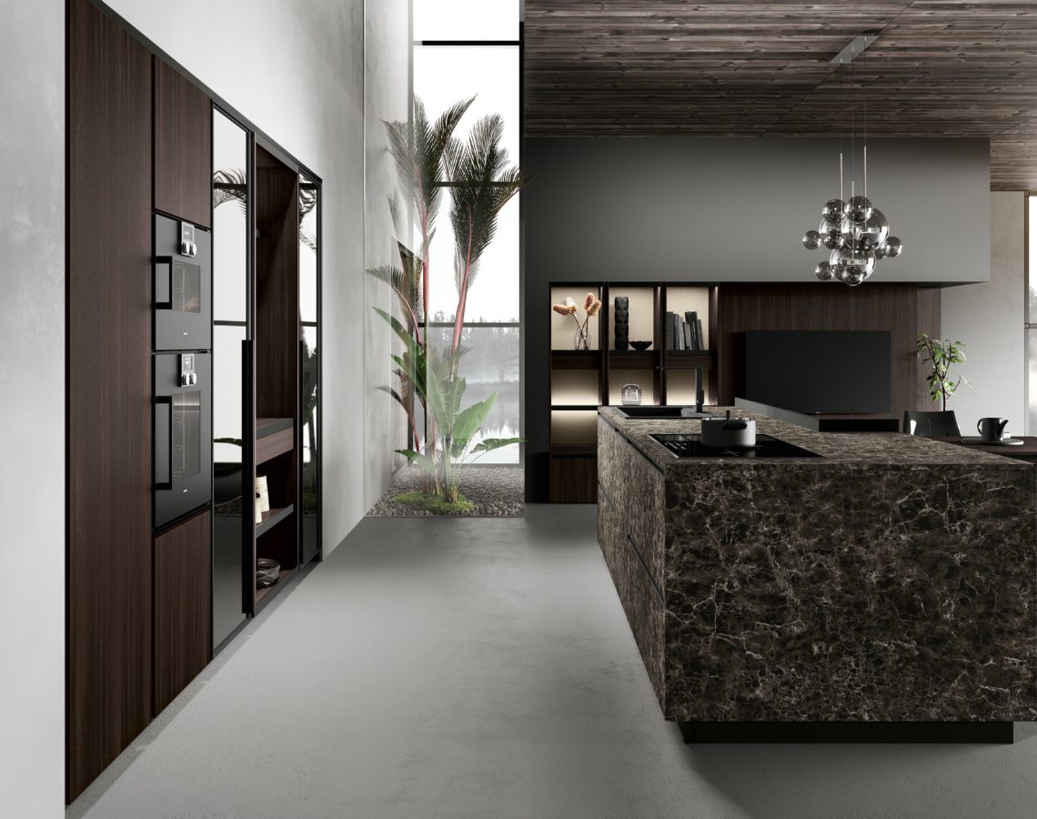 Cucina con isola in marmo scuro e colonne attrezzate