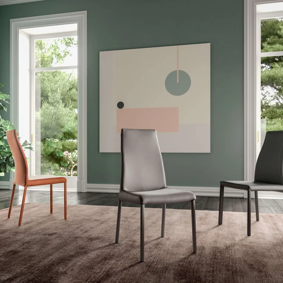 Sedie moderne leggere – design essenziale in tonalità trendy.