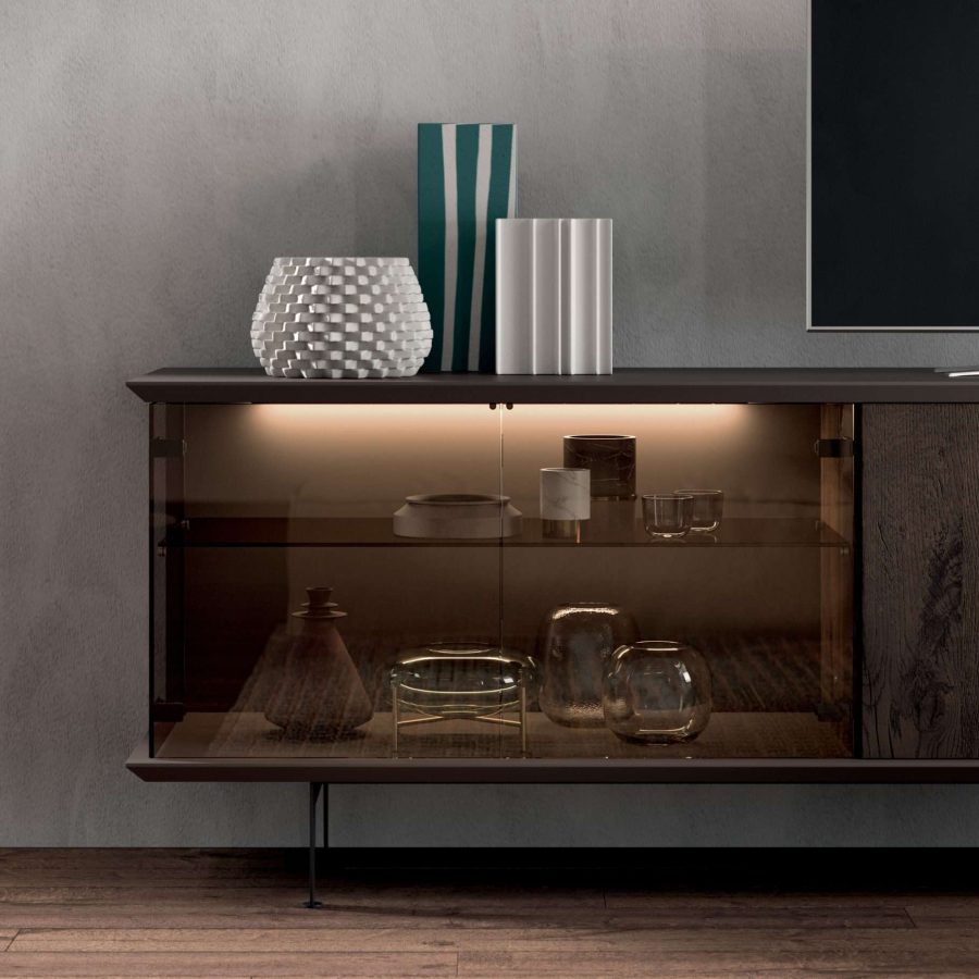 Madia in vetro fumé e legno scuro con luci interne.