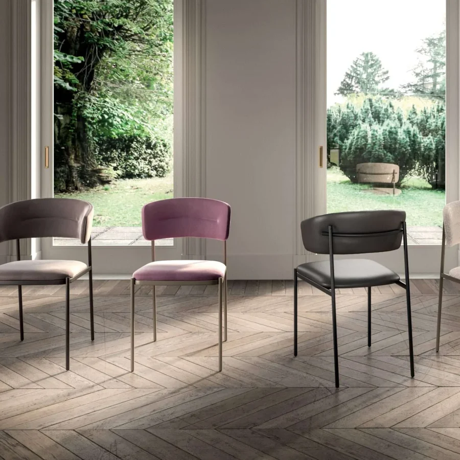 Sedie beige eleganti – sobrietà e versatilità per ogni ambiente.