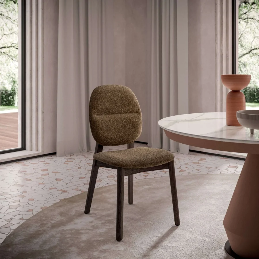 Sedia moderna Ozzio Collezione Giotto con seduta e schienale imbottiti in tessuto marrone.