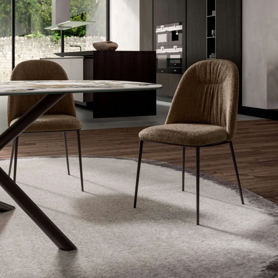 edia imbottita Ozzio Juliette in tessuto beige con gambe sottili in metallo.