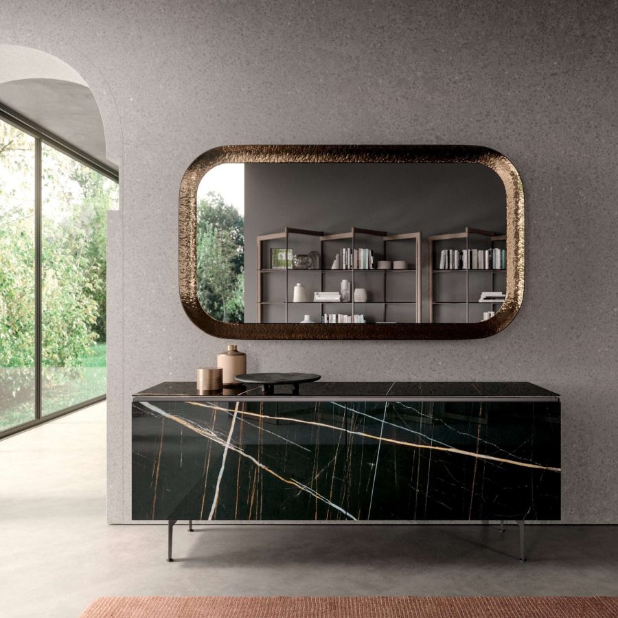 Madia nera con venature dorate e specchio oro.