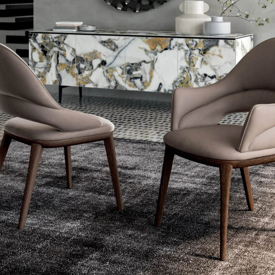 Sedie Ozzio Baia con braccioli integrati e struttura in legno, rivestimento taupe.