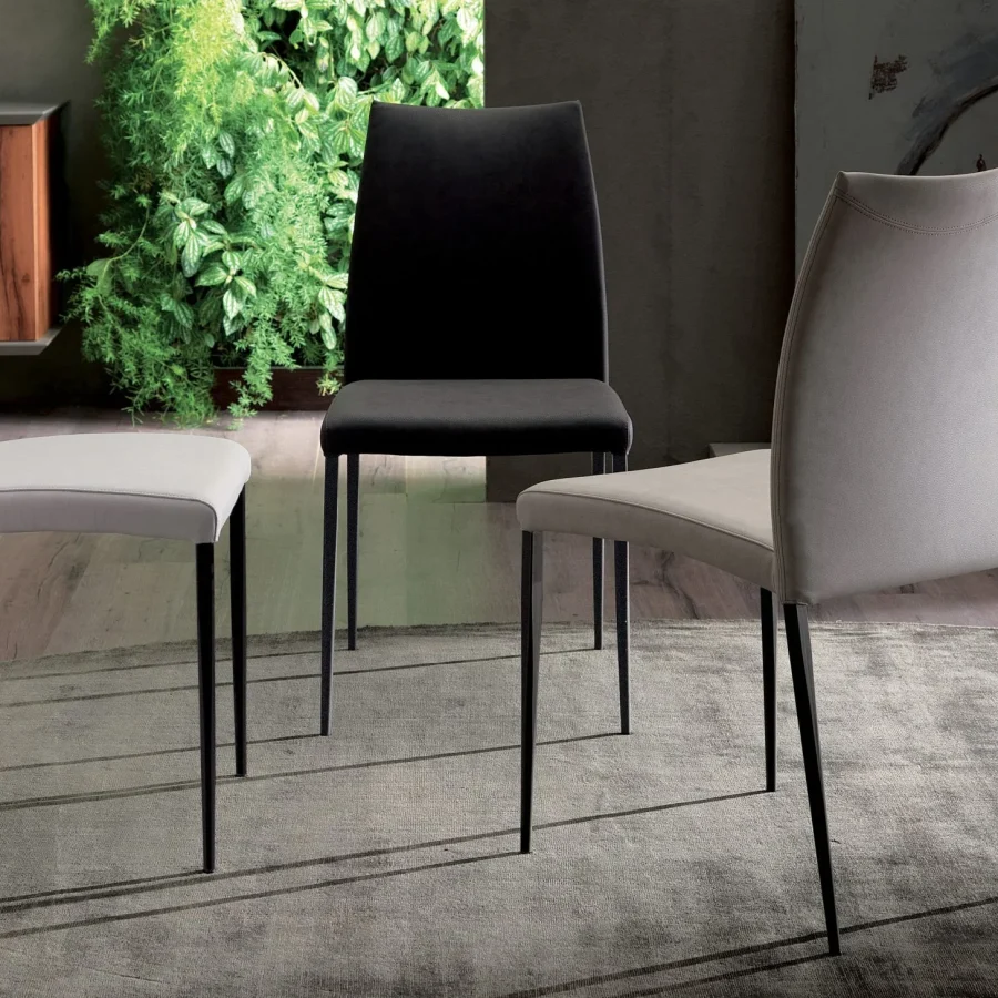 Sedie moderne Ozzio Nexus con seduta sottile in ecopelle e struttura in metallo nero.