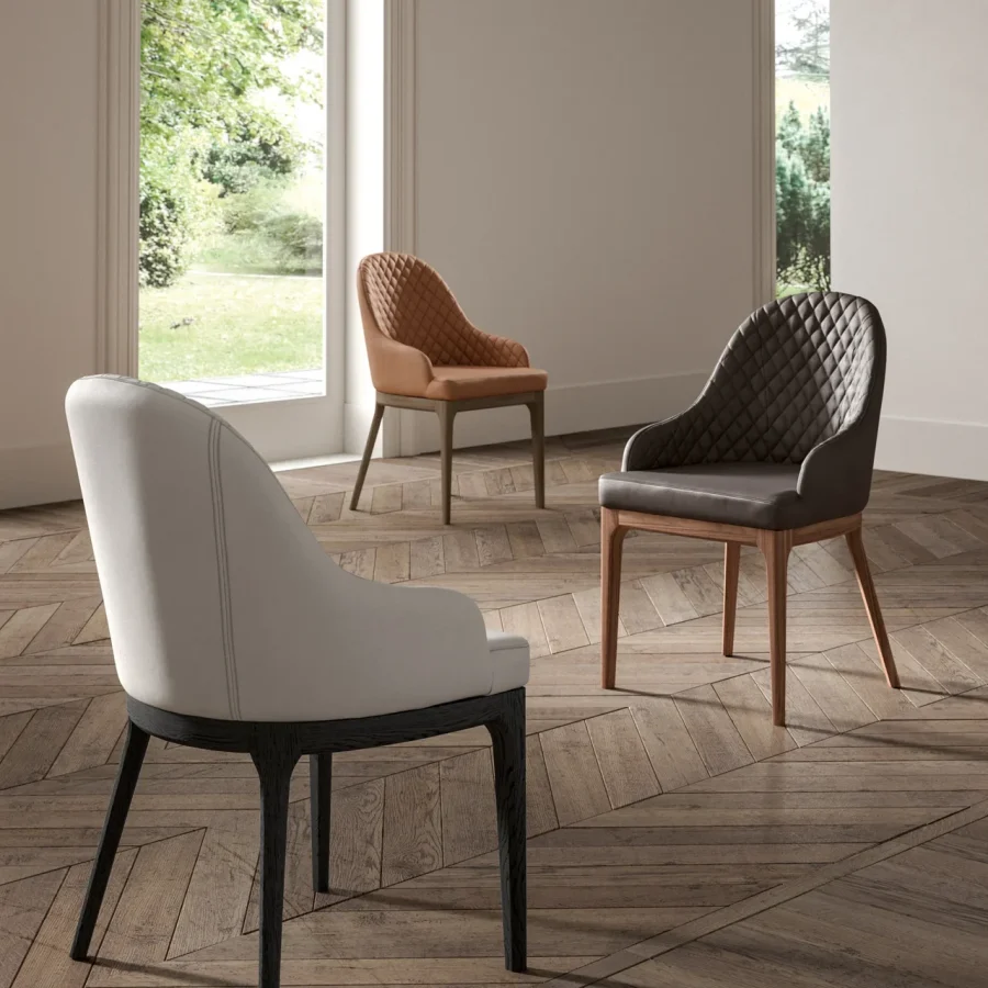 Sedia Ozzio Thelma in pelle trapuntata e liscia, con struttura in legno.