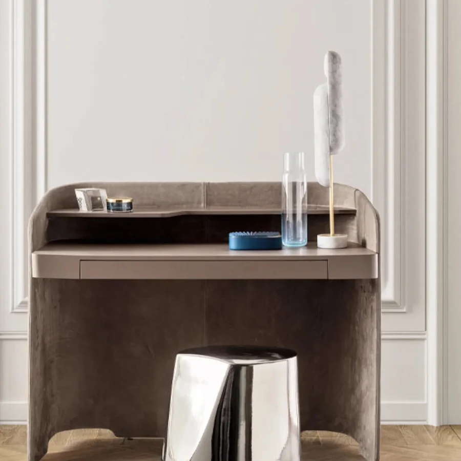 Tavolo da trucco Chloe Vanity con sgabello metallico lucido