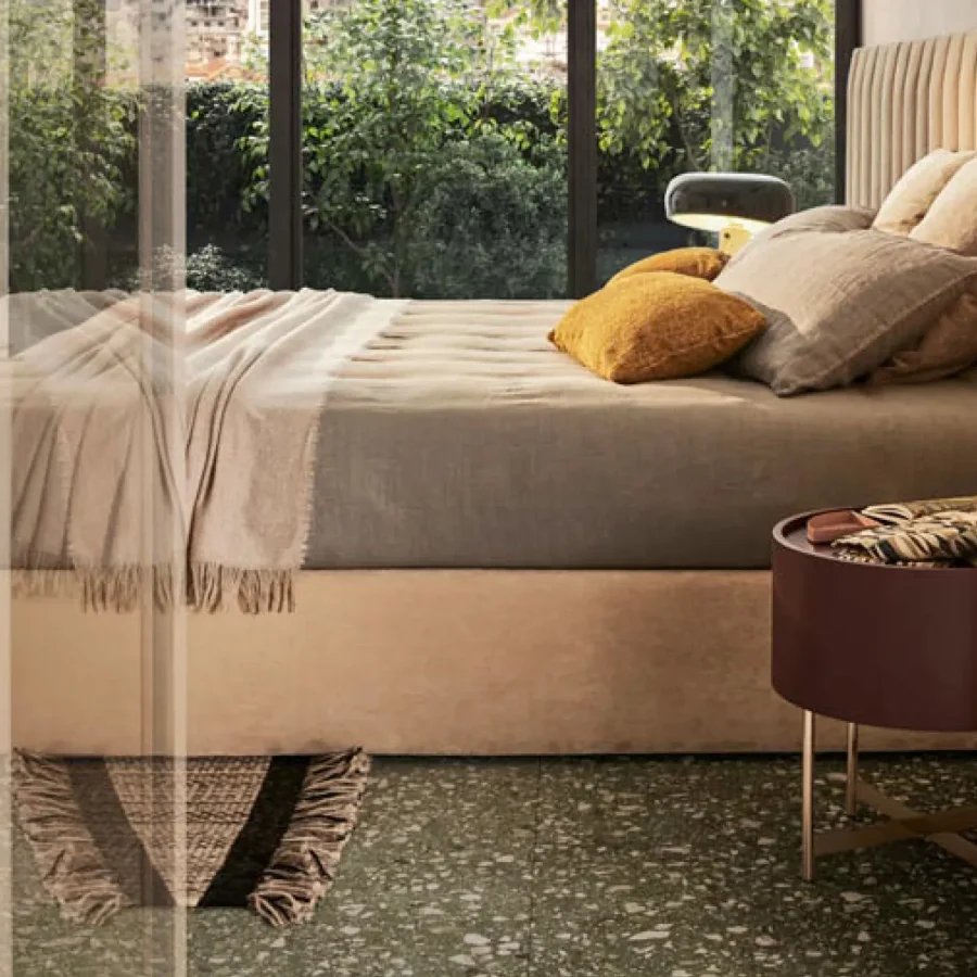 Letto Dedalo con testiera trapuntata e comodino rotondo color prugna