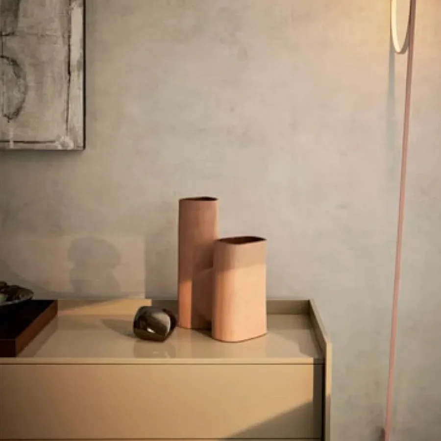 Comò Kyoto con finitura beige lucida e vasi decorativi