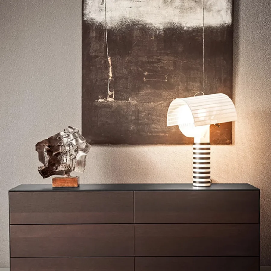 Comò Norma in legno scuro con sei cassetti e decorazioni artistiche