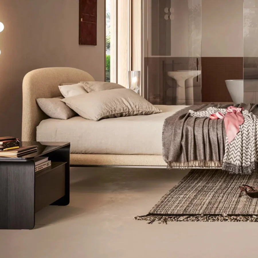 Comò moderno Nota in legno scuro con decorazioni artistiche