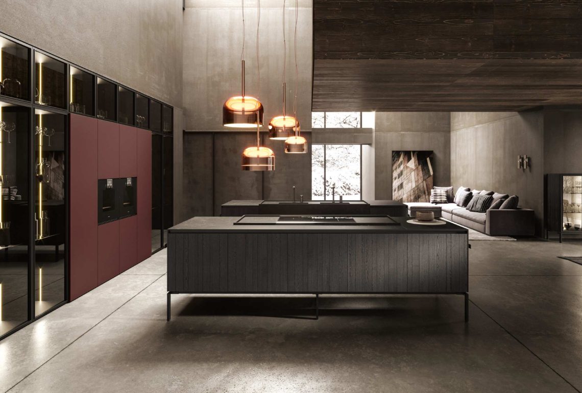 Cucina moderna con doppia isola in legno scuro e parete colonne bordeaux, inserita in un open space con zona living