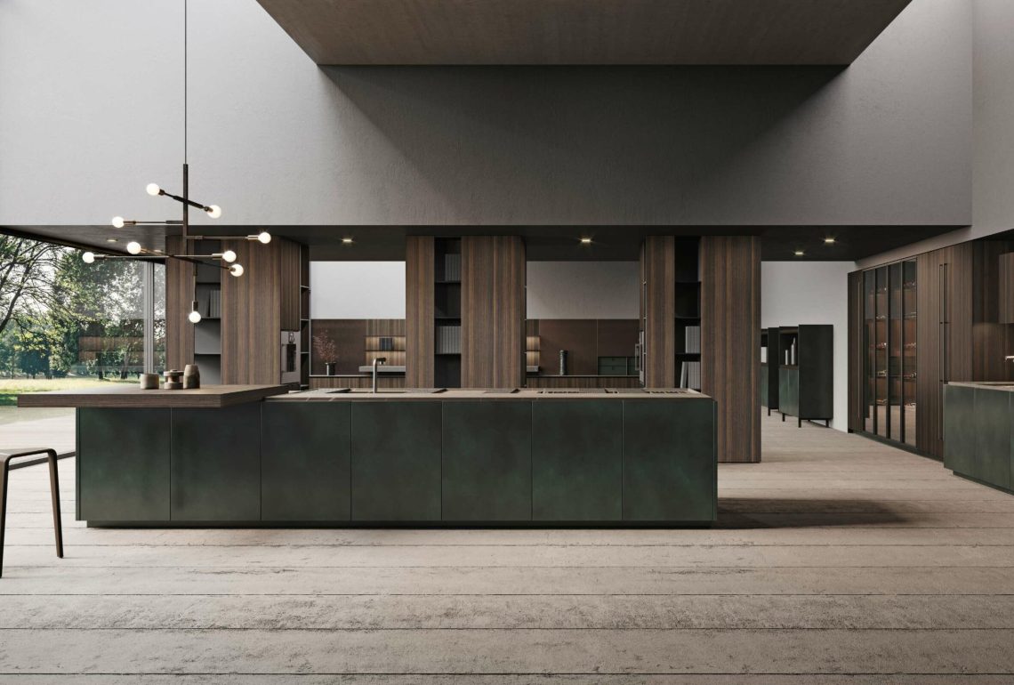 Cucina moderna con isola in laccato opaco verde scuro e piano snack in legno, ambiente elegante con colonne e pensili in essenza scura
