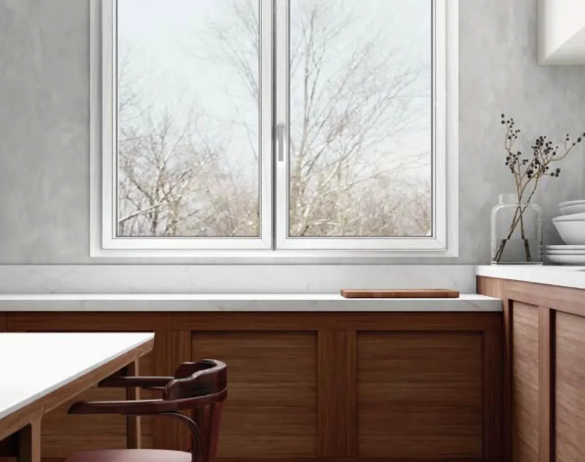 Cucina con finestra bianca a due ante in PVC, vista su alberi spogli.
